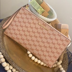 Michael Kors mauve wristlet